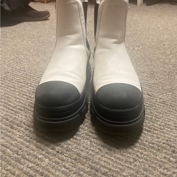 Stylish Women's Black and White Boots 9 - Picture 4 of 7